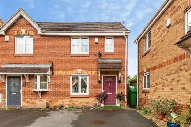 2 bed property, in The Poplars, £150,000