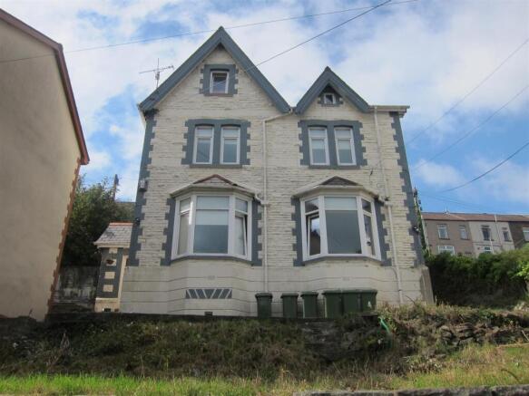 5 bed property, in Wood Road, £245,000