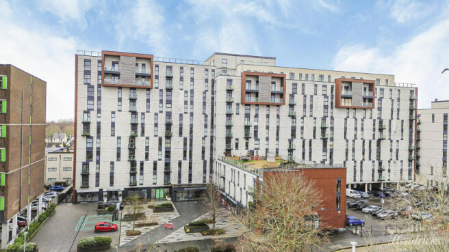 2 bed property, in Victoria Avenue, £250,000
