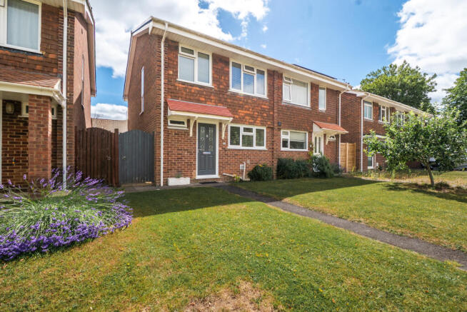 3 bed property, in Harestock, £475,000