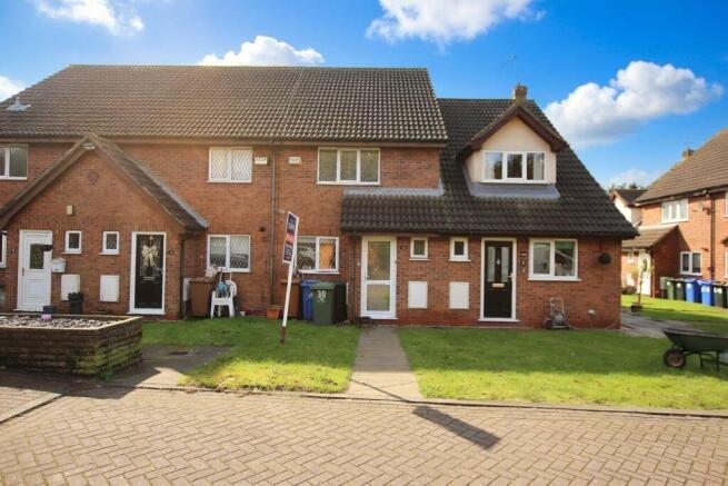 2 bed property, in Toothill Gardens, £135,000