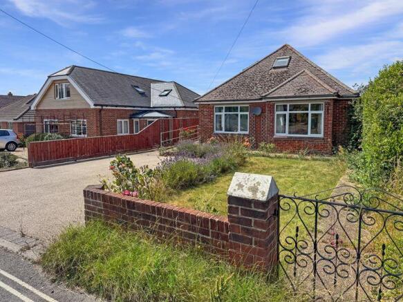 4 bed property, in Pallance Road, £370,000