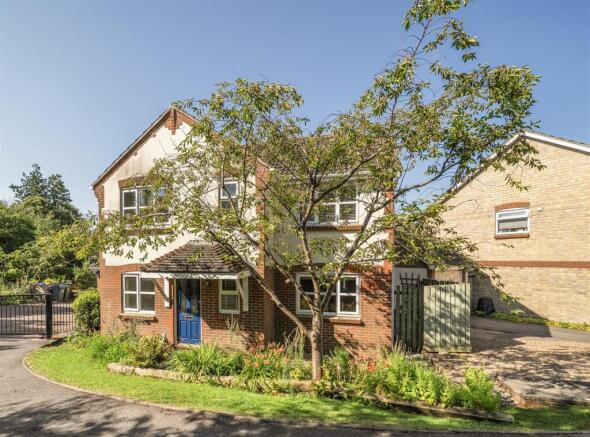 4 bed property, in Torr Close, £475,000