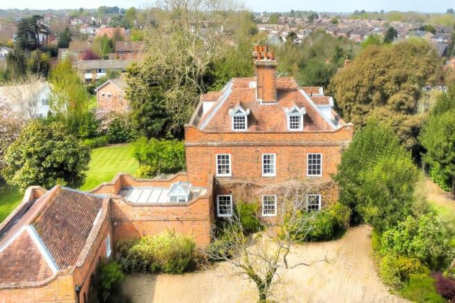 8 bed property, in Church Street, £1,600,000