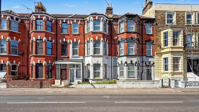 2 bed property, in Canterbury Road, £399,995