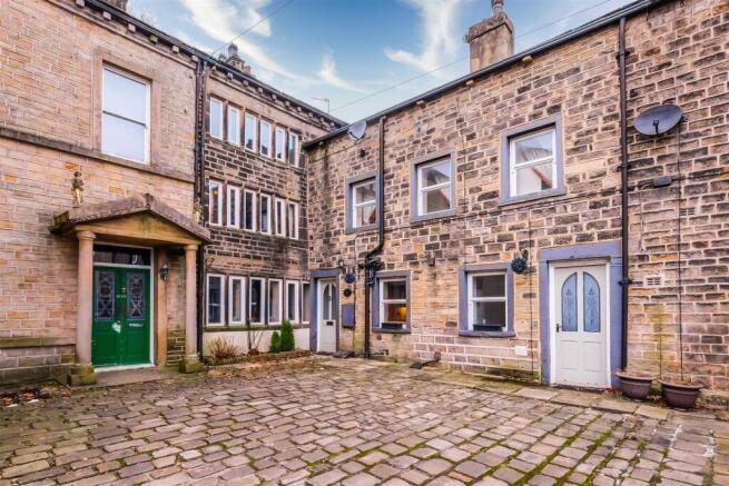 5 bed property, in Hollins, £420,000