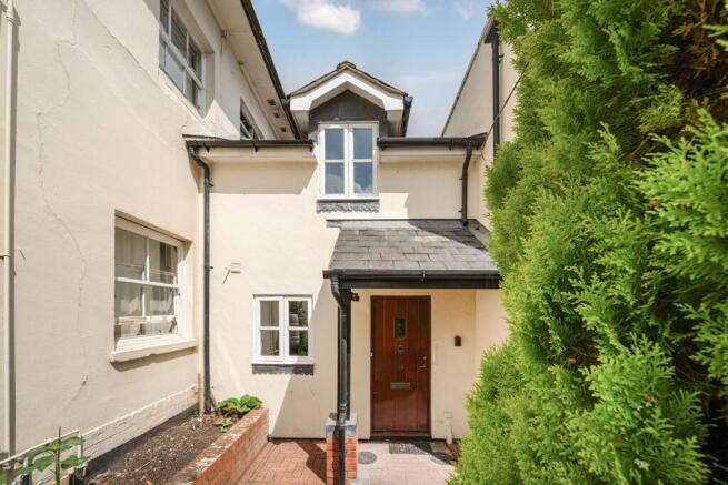 2 bed property, in Lodge Drive, £220,500