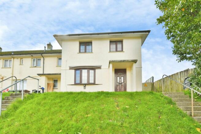 3 bed property, in Warburton Gardens, £170,000