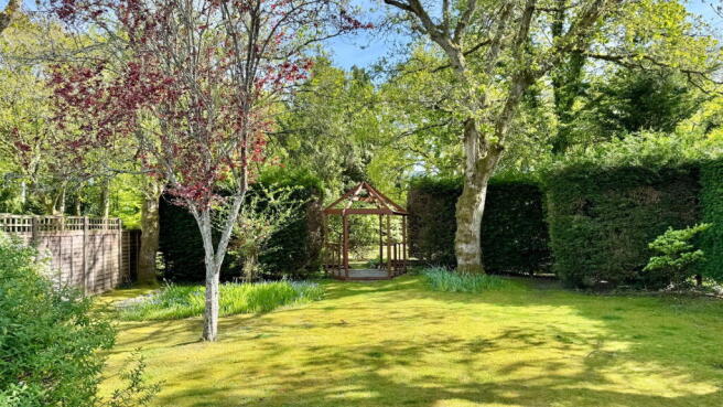 5 bed property, in Broad Lane, £895,000