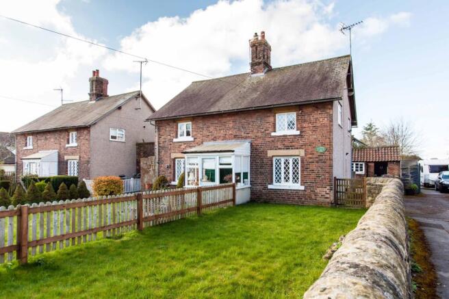 2 bed property, in Sycamore Lane, £150,000