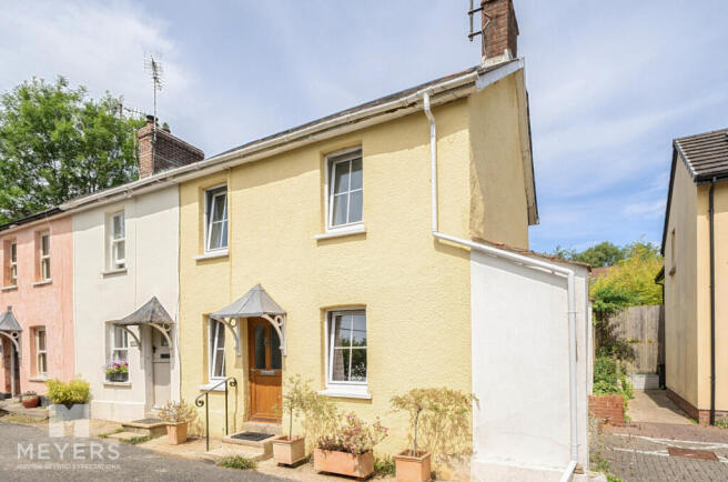 2 bed property, in High Street, £240,000