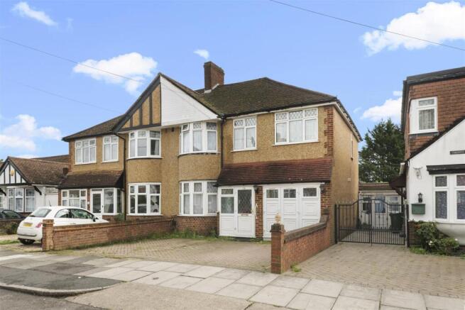 5 bed property, in Cheyne Avenue, £775,000