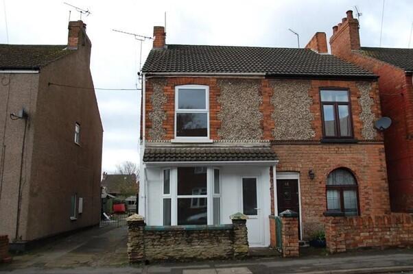 3 bed property, in North Parade, £100,000