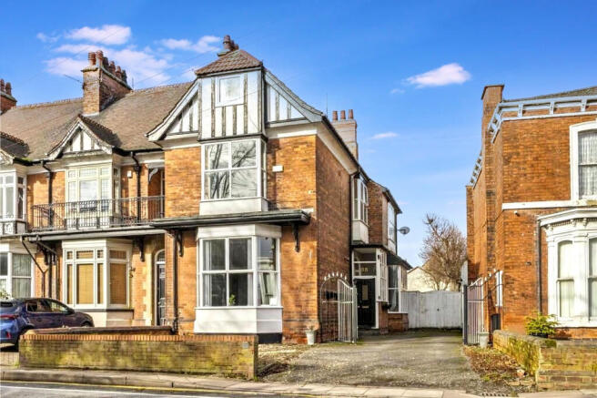 5 bed property, in Abbey Road, £235,000