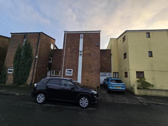 4 bed property, in 215 Windrows, £30,000