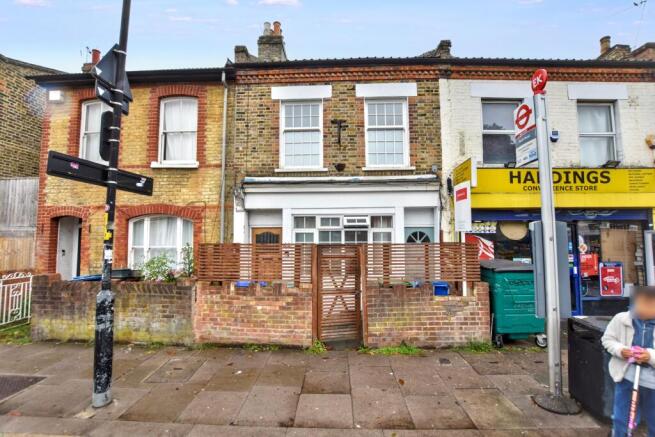 2 bed property, in Cheltenham Road, £355,000