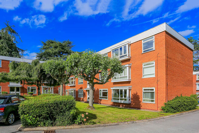 2 bed property, in Cedarhurst, £230,000