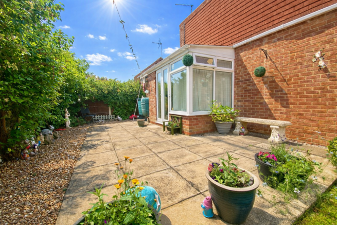 2 bed property, in Barham Close, £260,000