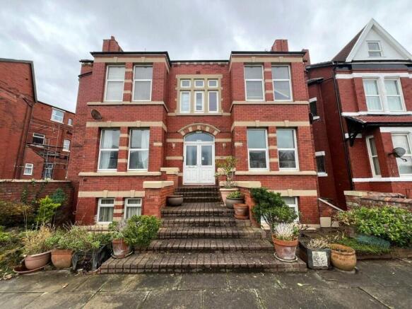 2 bed property, in Basement Flat, £60,000