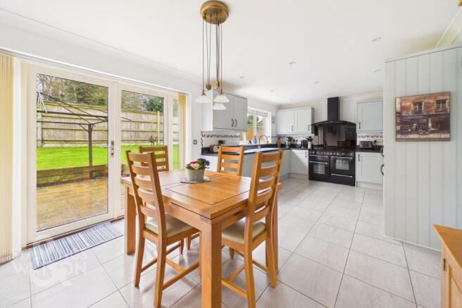 5 bed property, in Hunts Mead, £625,000