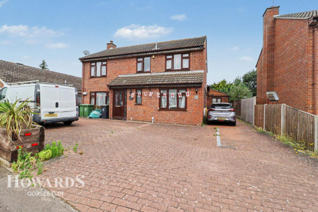 5 bed property, in Fell Way, £425,000