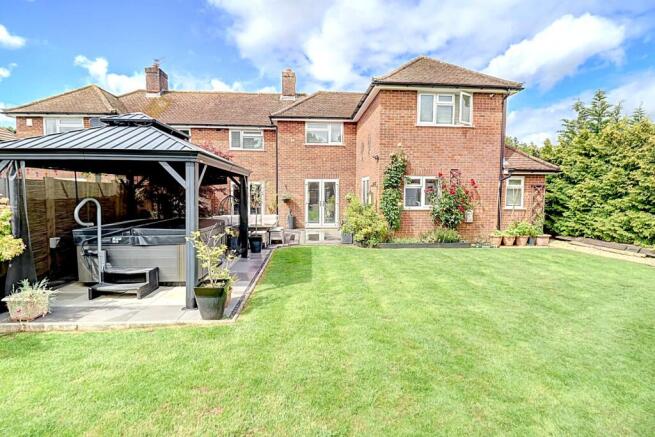 5 bed property, in Beaumont Way, £725,000