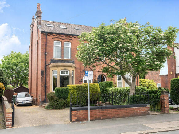 5 bed property, in Bradford Road, £475,000