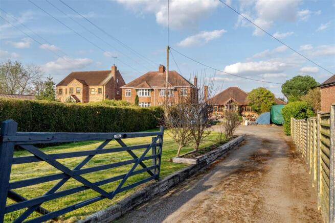 2 bed property, in Carts Lane, £360,000