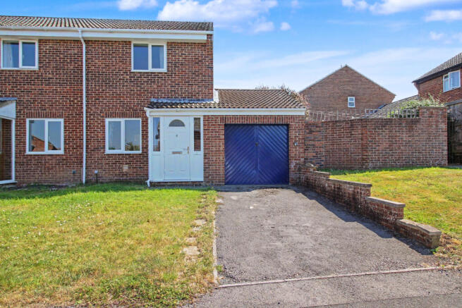 2 bed property, in Gould Close, £220,000