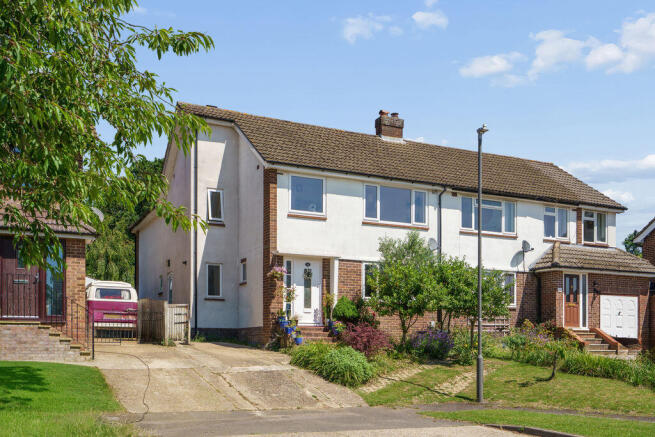 4 bed property, in Woodland Close, £710,000