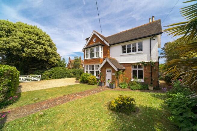 7 bed property, in Totland Bay, £865,000