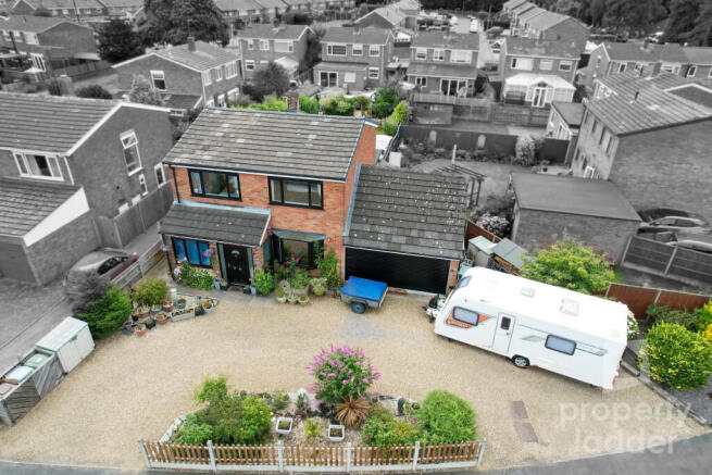 5 bed property, in Blithemeadow Drive, £460,000
