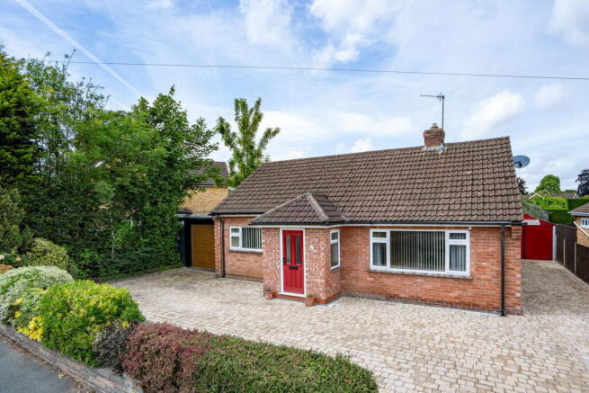 2 bed property, in Summerfield Road, £365,000