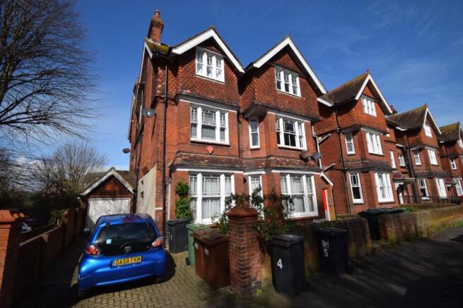 2 bed property, in Compton Street, £225,000