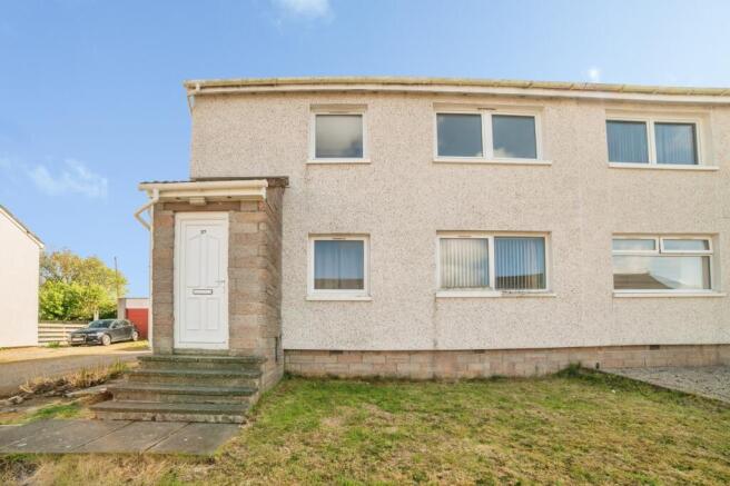 2 bed property, in Western Avenue, £110,000