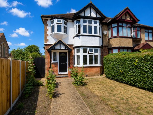 3 bed property, in Crawley Green Road, £375,000