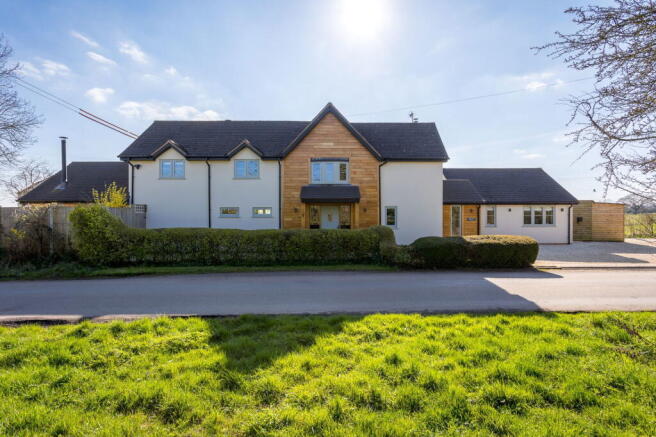 5 bed property, in Cutnall Green, £995,000