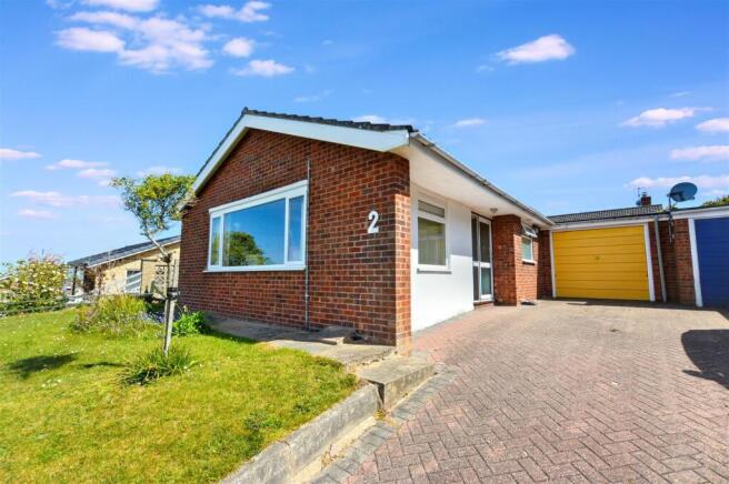 2 bed property, in Acacia Grove, £315,000