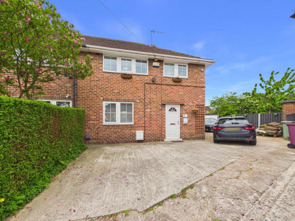 3 bed property, in Chesterfield S45, £200,000