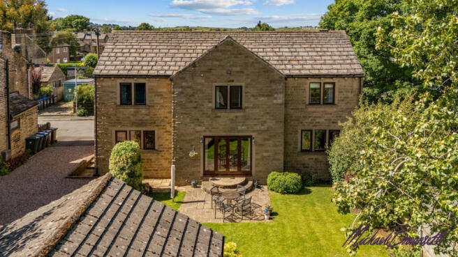 4 bed property, in Broadfolds, £425,000