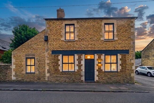 4 bed property, in High Street, £700,000