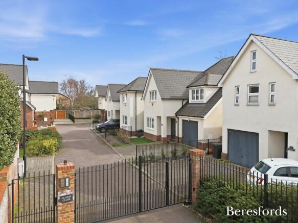 4 bed property, in Glades Close, £700,000