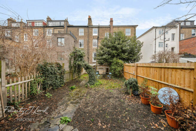 1 bed property, in Lauriston Road, £600,000