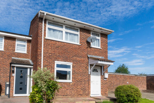 3 bed property, in Cherry Garden Lane, £325,000