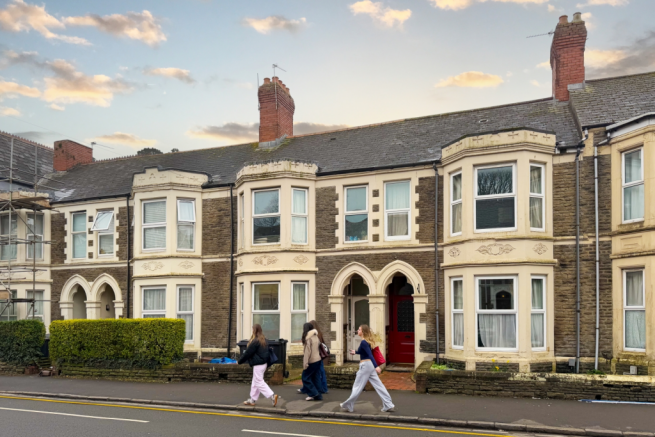 5 bed property, in Colum Road, £425,000