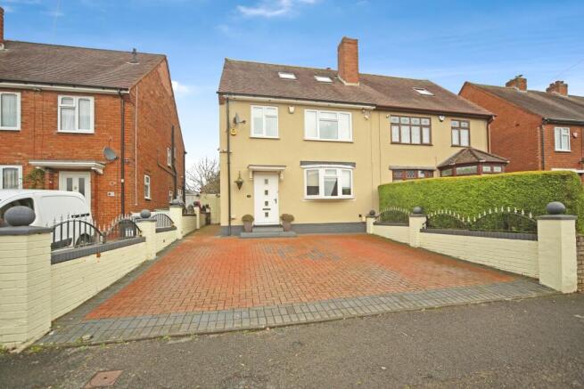 4 bed property, in Hillwood Road, £325,000