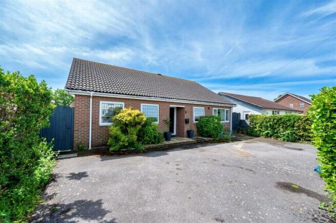 5 bed property, in Sandy Point Road, £525,000