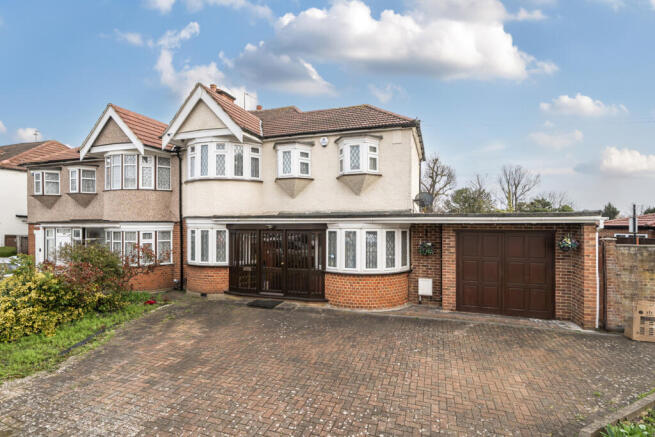 5 bed property, in Exeter Road, £795,000