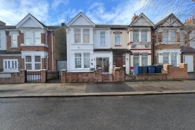 3 bed property, in Abbotts Road, £600,000