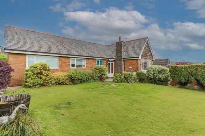 4 bed property, in Hillside Crescent, £365,000